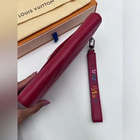 LOUIS VUITTON New Wave Long Wallet/Wristlet
Quilted Leather Rouge - Picture 7 of 16